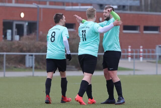 Eintracht-Waltrop-Kapitän Timo Siekirka (r.) und Stefan Starick (l.) bejubeln das Siegtor von Luis Beermann im Testspiel gegen SW Röllinghausen II.