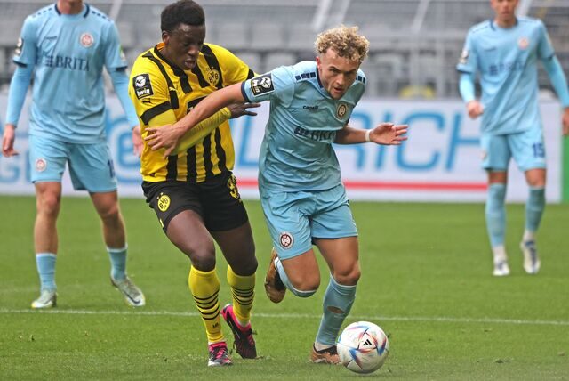 Abdoulaye Kamara liefert sich einen Zweikampf.
