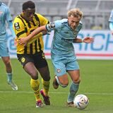 Abdoulaye Kamara liefert sich einen Zweikampf.