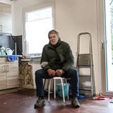 Jürgen Pickhardt kümmert sich um seine 93-jährige Mutter. Als sie ins Pflegeheim muss, bangt er wegen der Kosten, denn zunächst ist unklar, wie es mit der Miete für die Wohnung der Mutter weitergeht.