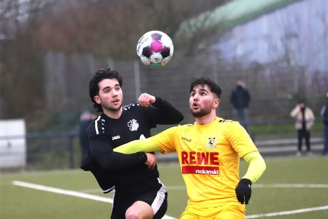 Voller Einsatz im Test: Sinsens Torben Kranz (links) und Wannes Ismet Batmaz haben den Ball fest im Visier.