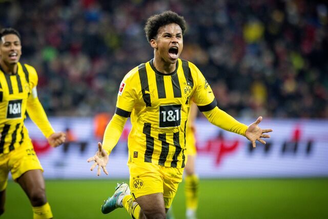 Karim Adeyemi bejubelt seinen Treffer gegen Leverkusen.