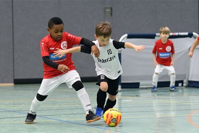 Beim Spielefest der Minikicker kickte auch der Nachwuchs der SG Castrop (weiße Hemden) mit dem SC  Arminia Ickern. Ohne Wertung und ohne Ausspielen von Platzierungen.