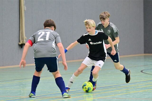 Nach drei Jahren mit Ausfällen wegen der Corona-Pandemie, ging es ab Sonntag (29. Januar) wieder um die Hallenfußball-Stadtmeistertitel im Nachwuchsfußball. Den C-Junioren war an diesem Tag die Eröffnung des Turnier-Reigens vorbehalten.