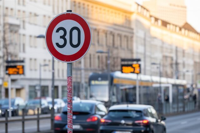 Ein Schild weist Autofahrer auf dem Ranstädter Steinweg in Leipzig auf Tempo 30 hin.