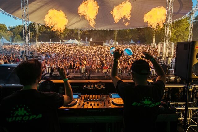 Zwei DJs stehen auf der Bühne des Sunset Beach Festivals.