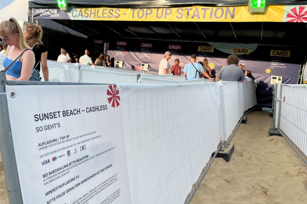 Die Cashless-Top-Up-Station beim Sunset Beach Festival.