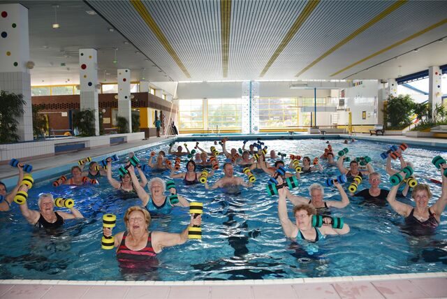 Mehrere Senioren betreiben Wassergymnastik im Aquarell in Haltern.