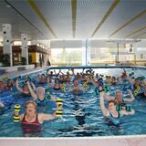Mehrere Senioren betreiben Wassergymnastik im Aquarell in Haltern.
