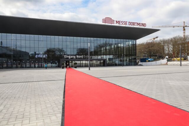 Roter Teppich vor dem Messeeingang Nord der Dortmunder Westfalenhallen.