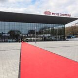 Roter Teppich vor dem Messeeingang Nord der Dortmunder Westfalenhallen.
