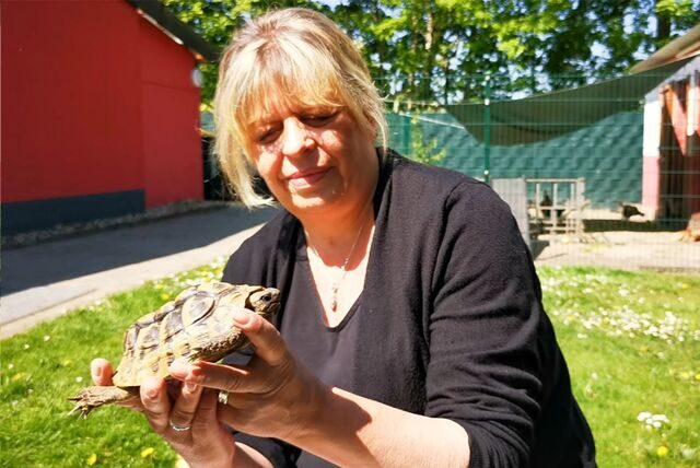 Barbara Klobusch hält eine Schildkröte in den Händen.