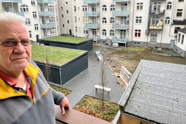 Hermann Paweletz ärgert sich über eine Brachfläche im Hinterhof des Wohnblocks, der Vivawest gehört.