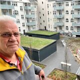 Hermann Paweletz ärgert sich über eine Brachfläche im Hinterhof des Wohnblocks, der Vivawest gehört.