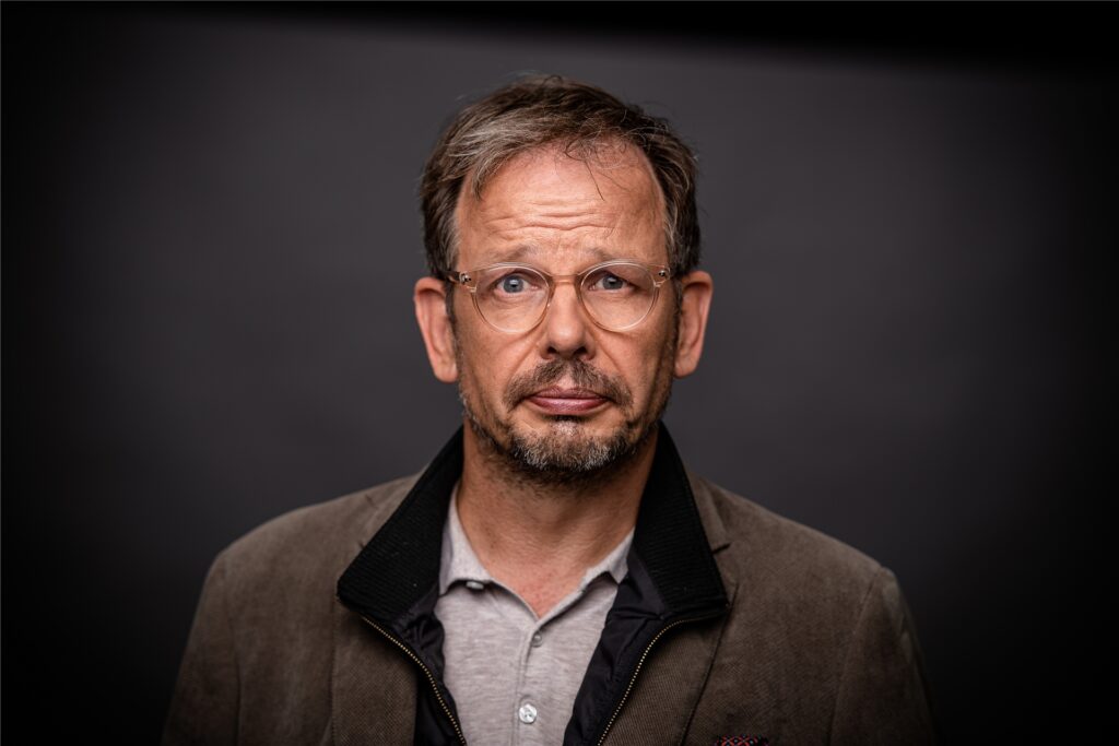 Hajo Seppelt leitet das Rechercheteam von EyeOpening Media, das die preisgekrönte Dokumentation „Wie Gott uns schuf“ produzierte. Hajo Seppelt leitet das Rechercheteam von EyeOpening Media, das die preisgekrönte Dokumentation „Wie Gott uns schuf“ produzierte.
