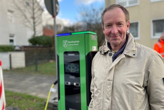 Professor Ulrich Breilmann vor der neuen E-Ladesäule an der Wilhelmstraße in Castrop-Rauxel.