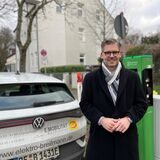 Jens Langensiepen vor der ersten in Betrieb genommenen E-Ladesäule an der Wilhelmstraße.