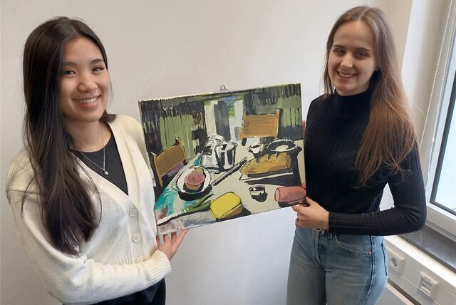 Timi Vuong (l.) und Luisa Marie Gebel haben mit Unterstützung der TU Dortmund einen Online-Marktplatz geschaffen, der es Künstlern ermöglichen soll, ihre Kunst auch zu verkaufen.