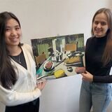 Timi Vuong (l.) und Luisa Marie Gebel haben mit Unterstützung der TU Dortmund einen Online-Marktplatz geschaffen, der es Künstlern ermöglichen soll, ihre Kunst auch zu verkaufen.