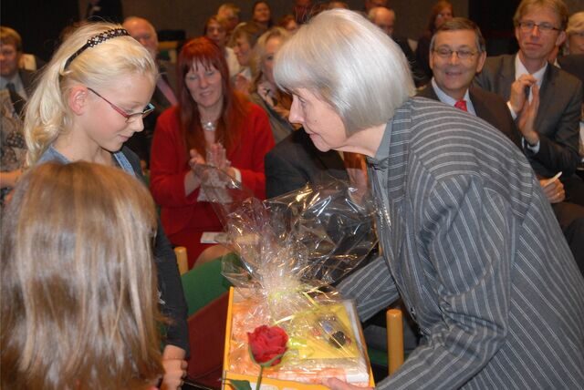 Helga Pelz-Anfelder starb 2017, ihr Mann Richard Pelz im Jahr 2008. Bis heute profitieren Kinder in Dorsten von der Stiftung, die das Ehepaar in den 90er-Jahren gegründet hatte.