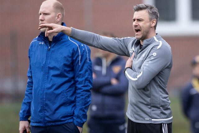 Bulderns Co-Trainer Edin Saracevic gibt Anweisungen.