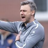 Bulderns Co-Trainer Edin Saracevic gibt Anweisungen.