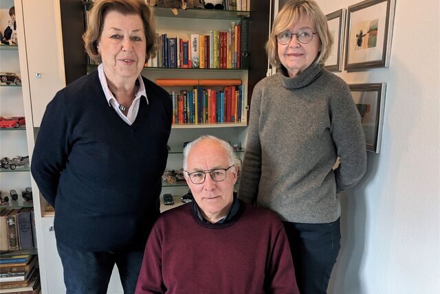 Beate Mende und Gisela Poppek sind auf der Suche nach neuen Lesepaten. Wolfgang Ittner ist seit 2019 mit dabei.