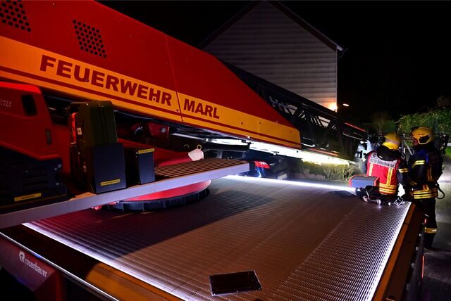 In der engen Bussardstraße baute die Feuerwehr ihre Drehleiter auf.
