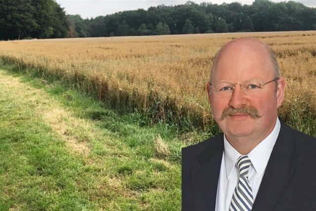 Makler Rüdiger Kappenstein steht auf dieser Montage vor einem Getreidefeld in Fröndenberg. Hier soll das Neubaugebiet „Auf dem Buhrlande“ entstehen.