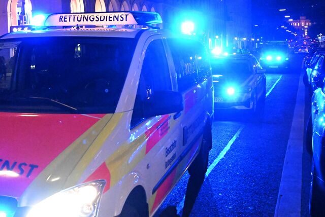 Ein Rettungswagen steht mit Blaulicht in einer Straße