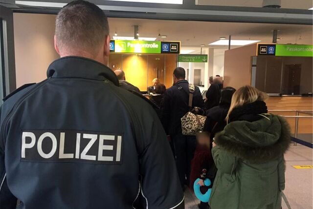Ein Polizist steht vor der Passkontrolle am Flughafen Dortmund.