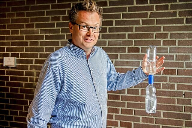 Dirk Schulz, Lehrer am Gymnasium Waltrop, hält ein Modell in der Hand, anhand dessen er die Entstehung eines Tornados erklärt.