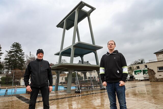Noch steht er nackt und kahl da: In der kommenden Freibad-Saison wollen die Sportwelt-Akteure Jörg Husemann (l.) und Sebastian Makowka den Spungturm wieder in Betrieb nehmen.