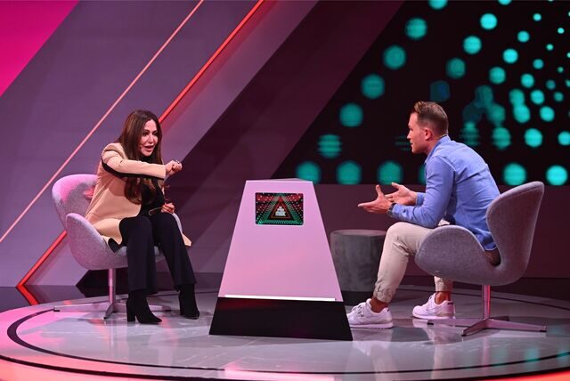 Simone Thomalla versucht Hendrik Gottschalk einen Begriff zu erklären, ohne ihn zu nennen. Die beiden treten als Team bei der SAT.1-Show „Die Pyramide“ an.