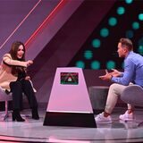 Simone Thomalla versucht Hendrik Gottschalk einen Begriff zu erklären, ohne ihn zu nennen. Die beiden treten als Team bei der SAT.1-Show „Die Pyramide“ an.