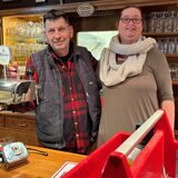Frank und Anna Thal hinter der Theke des Alten Gasthauses Döbber.
