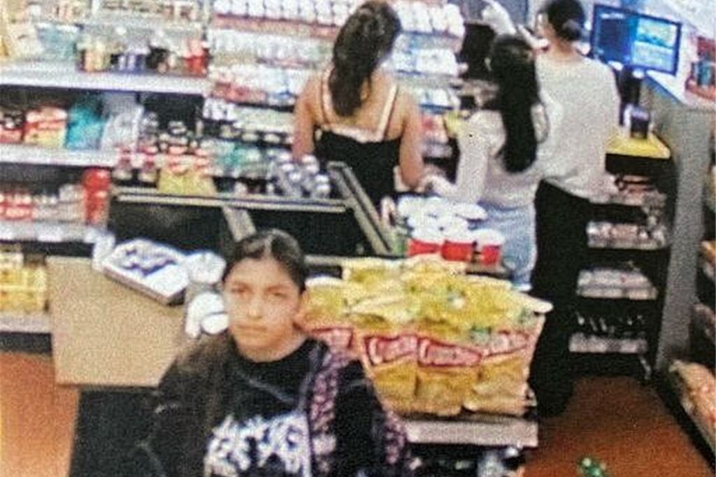Eine junge Frau schaut in die Videokamera im Verkaufsraum einer Tankstelle. Eine junge Frau schaut in die Videokamera im Verkaufsraum einer Tankstelle.