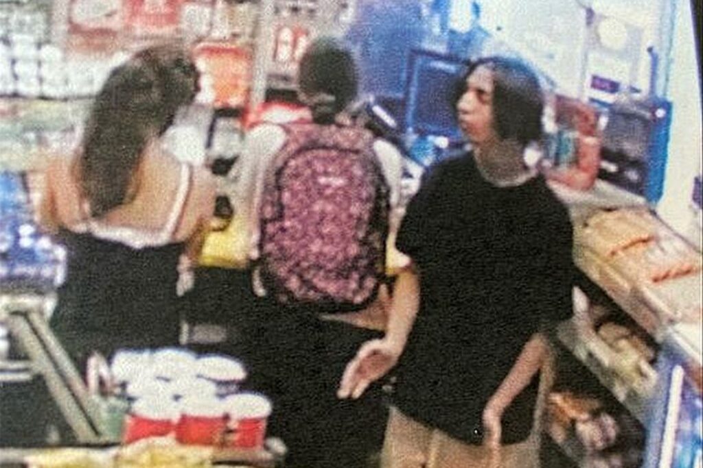 Vier Personen im Verkaufsraum einer Tankstelle. Vier Personen im Verkaufsraum einer Tankstelle.