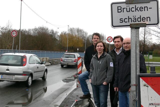 Trafen sich im Januar 2013 an der Hebewerk-Brücke (v.li.): Hermann Poppen, damals Leiter des Wasserstraßen- und Schifffahrtsamtes Duisburg-Meiderich, Sandra Luwe (Leiterin des Außenbezirks Datteln), Edgar Enderlein (Sachbereichsleiter) und Oliver Jaswetz (Arbeitsgruppenleiter Brücken).