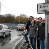 Trafen sich im Januar 2013 an der Hebewerk-Brücke (v.li.): Hermann Poppen, damals Leiter des Wasserstraßen- und Schifffahrtsamtes Duisburg-Meiderich, Sandra Luwe (Leiterin des Außenbezirks Datteln), Edgar Enderlein (Sachbereichsleiter) und Oliver Jaswetz (Arbeitsgruppenleiter Brücken).