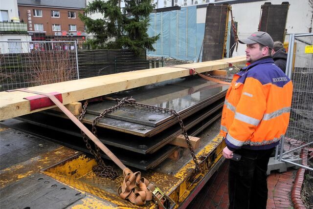 Mitarbeiter der Firma Bogenstahl lieferten vor zehn Jahren Material für die Baustelle an der Dortmunder Straße in Waltrop an.