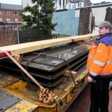 Mitarbeiter der Firma Bogenstahl lieferten vor zehn Jahren Material für die Baustelle an der Dortmunder Straße in Waltrop an.