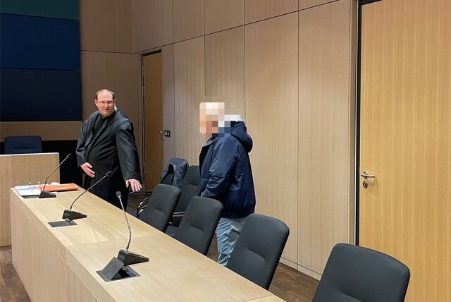Ein Rentner (rechts) aus Gelsenkirchen hatte zugegeben, in Herne eine Zugbegleiterin geschlagen und getreten zu haben, die ihn auf die Masken-Pflicht hingewiesen haben soll.