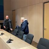 Ein Rentner (rechts) aus Gelsenkirchen hatte zugegeben, in Herne eine Zugbegleiterin geschlagen und getreten zu haben, die ihn auf die Masken-Pflicht hingewiesen haben soll.