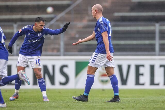 Rodrigo Zalazar klatscht Torschütze Michael Frey ab.