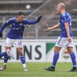 Rodrigo Zalazar klatscht Torschütze Michael Frey ab.