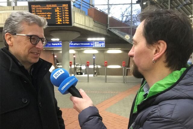 Reporter Björn Althoff und DSW21-Sprecher Frank Fligge in der Wartehalle