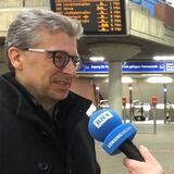 Reporter Björn Althoff und DSW21-Sprecher Frank Fligge in der Wartehalle