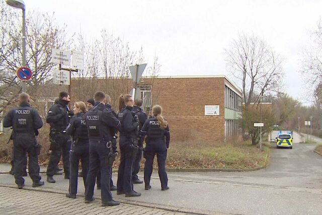 Die Polizei ist am Mittwochvormittag (1.2.) mit einem Großaufgebot zu einer Dortmunder Schule ausgerückt. Dort hatte ein Schüler einen anderen mit einem Messer verletzt.