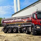 Einer der LKW mit der Botschaft „Meinungsfreiheit?“.